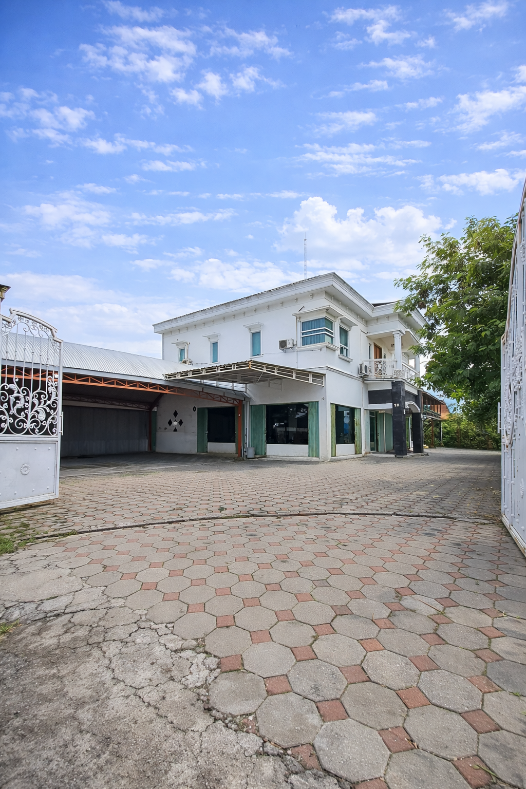 Rumah Usaha Resto Sleman Dekat UMY SHM  Lahan Luas dan Premium