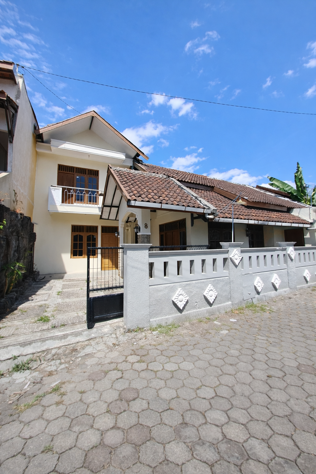 Rumah 4 Kamar Tidur Tanah Luas 5 Menit dari Gembira Loka