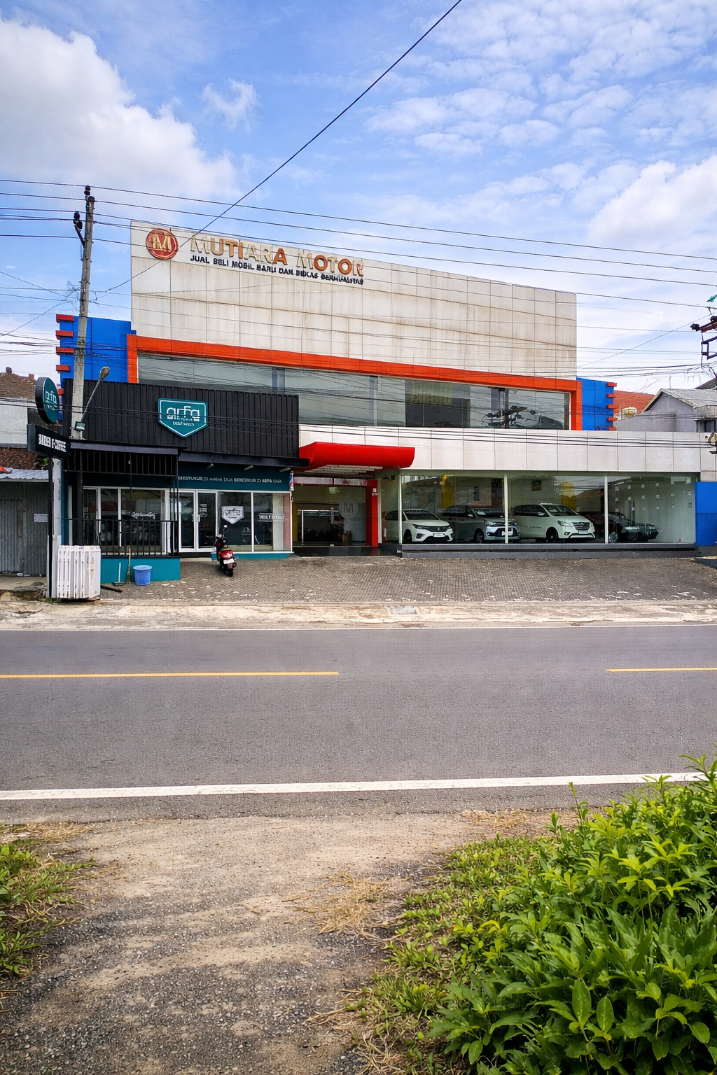 Showroom Mobil Motor Strategis di Tepi Jalan Wonosari Berbah Sleman SHM