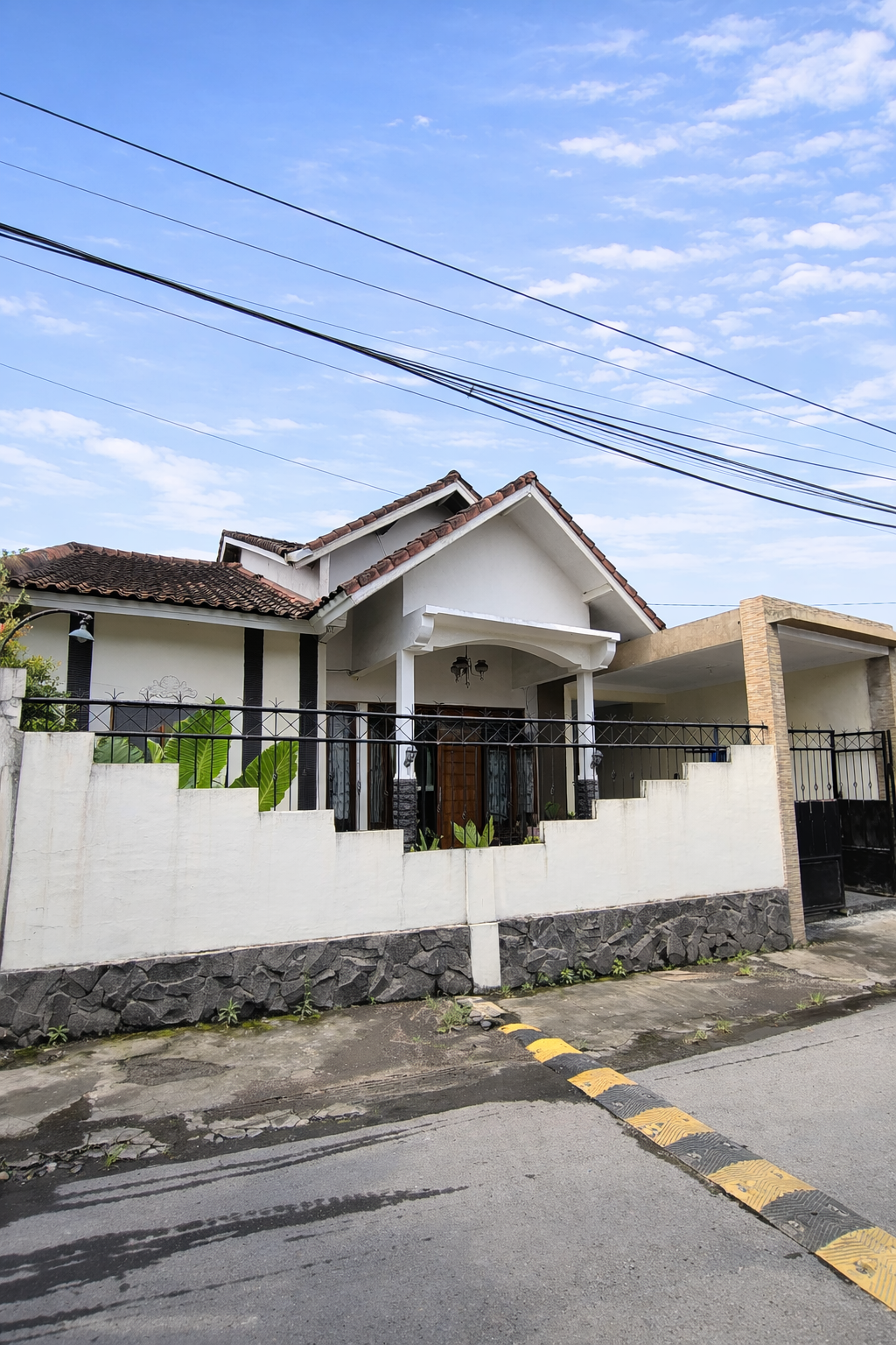 Rumah Luas Kaliurang Sleman 4+1 Kamar, Dekat UII Harga Nego!