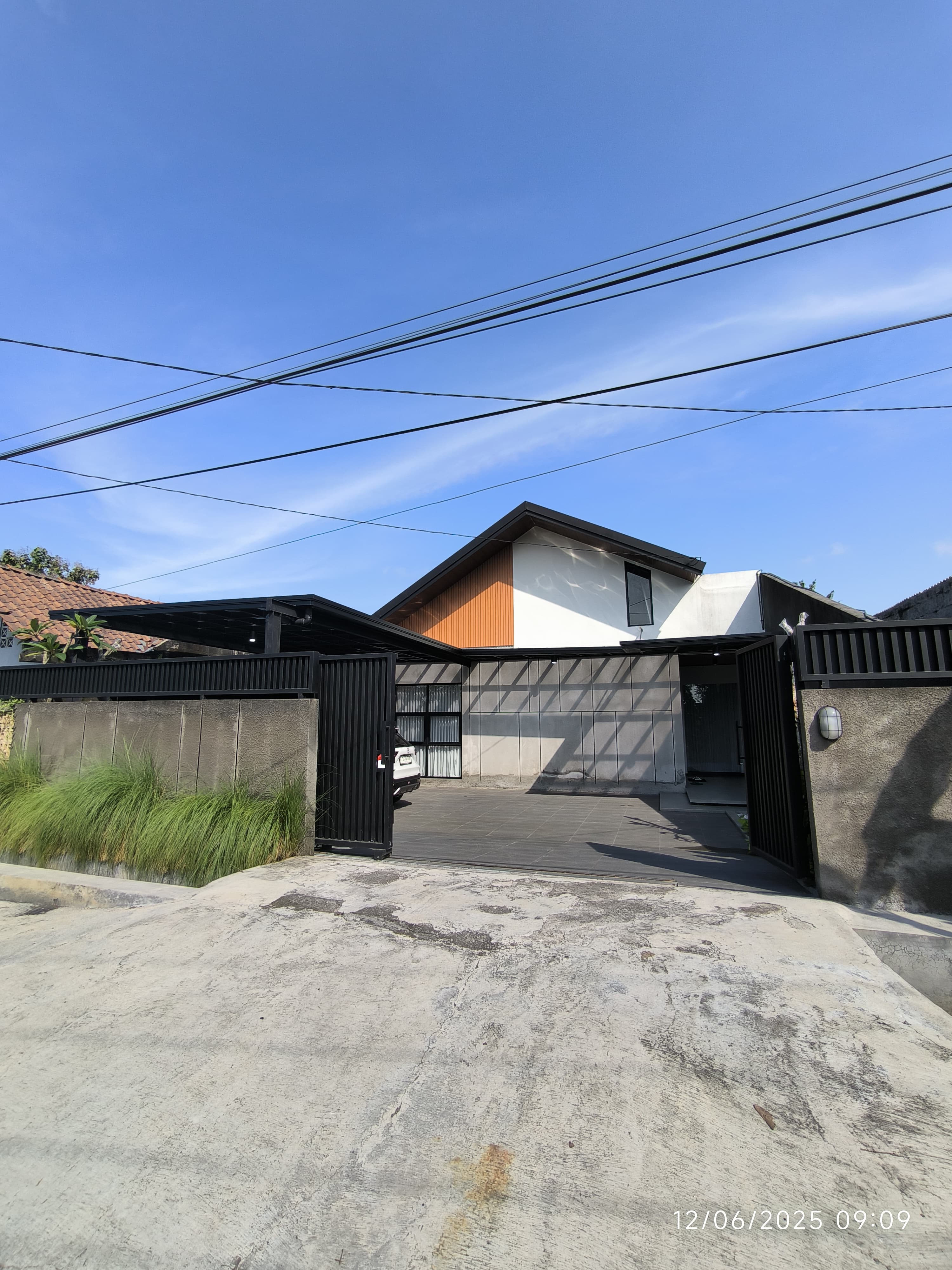 Rumah Mewah Luas Ngaglik Sleman 636 m² Semi Furnished Dekat Kampus UGM