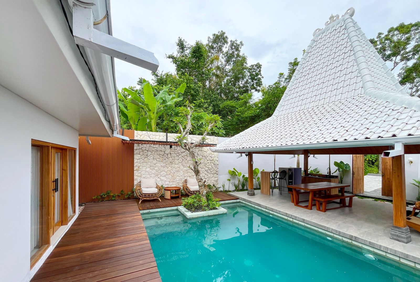 Villa Mewah dekat UMY 400m², Full Furnished Kolam Renang Cocok Investasi!