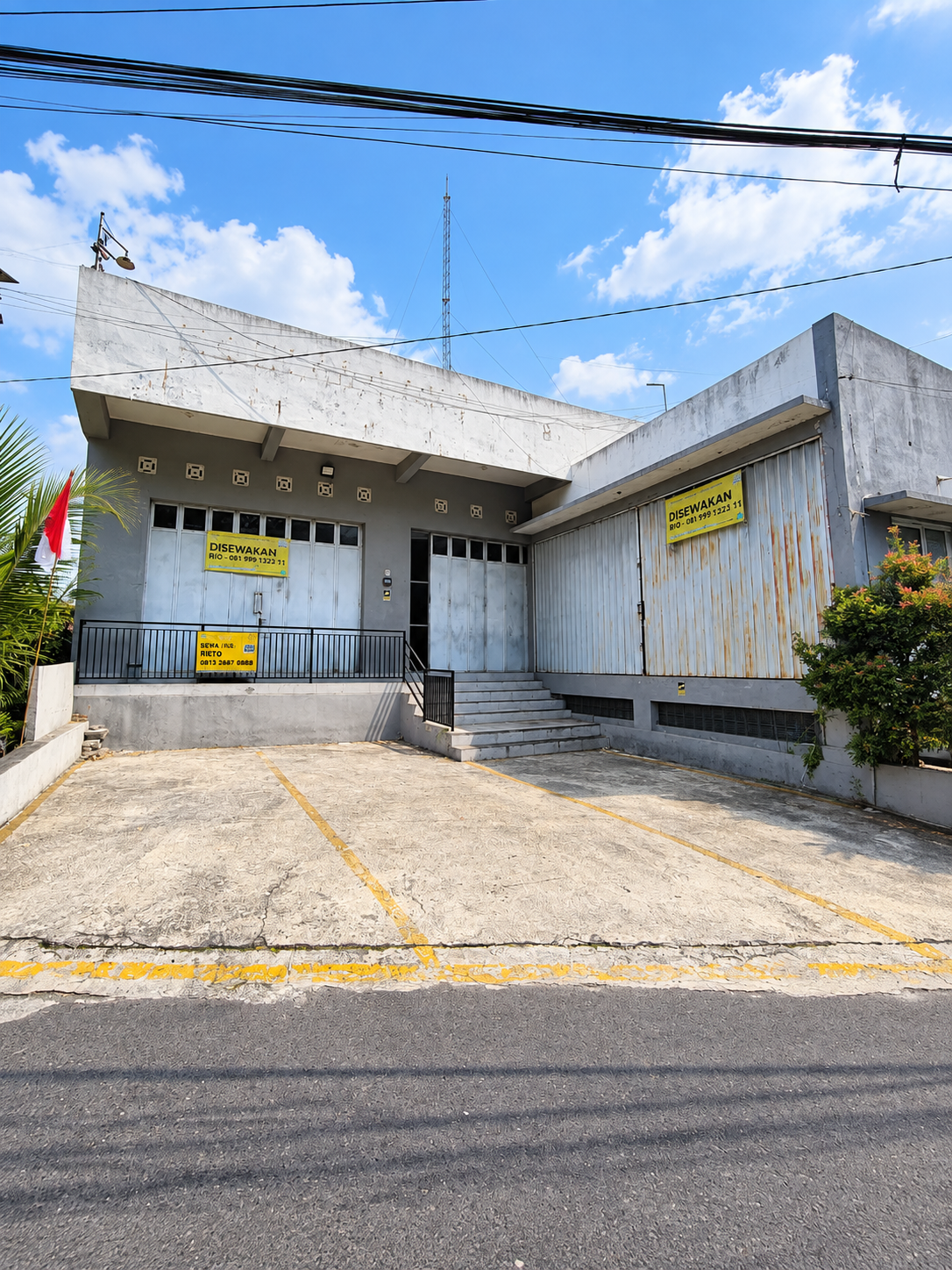 Ruko Kantor 3 Lantai Disewakan di Monjali Sleman LB 610 m² Dekat UGM Harga 150 Juta/Tahun
